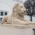 Lwy przed pałacem prezydenckim w Warszawie